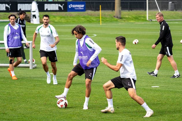 Zweikampf zwischen Wael Mohya (Borussia Moenchengladbach, 36) und Kevin Stoeger (Borussia Moenchengladbach, 07). Oeffentliches Training Borussia Moenchengladbach, Fussball, Bundesliga, Saison 2026 2027, 08.09.2026 oeffentliches Training Borussia Moenchengladbach, Fussball, Bundesliga, Saison 2026 2027, 08.09.2026 Moenchengladbach *** Tackle between Wael Mohya (Borussia Mönchengladbach, 36) and Kevin Stoeger (Borussia Mönchengladbach, 07) at a public training session for Borussia Mönchengladbach, soccer, Bundesliga, 2026–2027 season, September 8, 2026, public training session for Borussia Mönchengladbach, soccer, Bundesliga, 2026–2027 season, September 8, 2026, Mönchengladbach Copyright: xEibner-Pressefoto ThomasxHaeslerx EP_THR