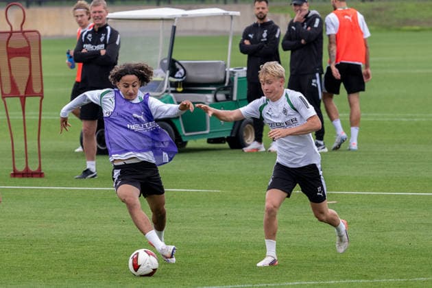 Zweikampf zwischen Wael Mohya (Borussia Moenchengladbach, 36) und Fritz Fleck (Borussia Moenchengladbach, 27). Oeffentliches Training Borussia Moenchengladbach, Fussball, Bundesliga, Saison 2026 2027, 08.09.2026 oeffentliches Training Borussia Moenchengladbach, Fussball, Bundesliga, Saison 2026 2027, 08.09.2026 Moenchengladbach *** Tackle between Wael Mohya of Borussia Mönchengladbach, 36, and Fritz Fleck of Borussia Mönchengladbach, 27; Borussia Mönchengladbach Open Practice; Soccer; Bundesliga; 2026–2027 Season; September 8, 2026, public training session for Borussia Mönchengladbach, soccer, Bundesliga, 2026–2027 season, September 8, 2026, Mönchengladbach Copyright: xEibner-Pressefoto ThomasxHaeslerx EP_THR