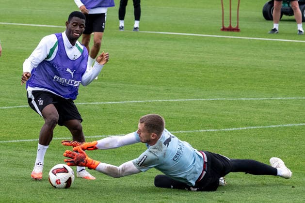 Zweikampf zwischen Iaia Manco Danfa (Borussia Moenchengladbach, 39) und Daniel Batz (Borussia Moenchengladbach. 33). Oeffentliches Training Borussia Moenchengladbach, Fussball, Bundesliga, Saison 2026 2027, 08.09.2026 oeffentliches Training Borussia Moenchengladbach, Fussball, Bundesliga, Saison 2026 2027, 08.09.2026 Moenchengladbach *** Tackle between Iaia Manco Danfa of Borussia Mönchengladbach, 39, and Daniel Batz of Borussia Mönchengladbach, 33. Open practice for Borussia Mönchengladbach, soccer, Bundesliga, 2026–2027 season, September 8, 2026: Borussia Mönchengladbach open practice, soccer, Bundesliga, 2026–2027 season, September 8, 2026, Mönchengladbach Copyright: xEibner-Pressefoto ThomasxHaeslerx EP_THR