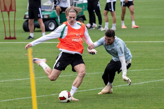 Zweikampf zwischen David Herold (Borussia Moenchengladbach, 20) und Tobias Sippel (Borussia Moenchengladbach, 21). Oeffentliches Training Borussia Moenchengladbach, Fussball, Bundesliga, Saison 2026 2027, 08.09.2026 oeffentliches Training Borussia Moenchengladbach, Fussball, Bundesliga, Saison 2026 2027, 08.09.2026 Moenchengladbach *** Tackle between David Herold of Borussia Mönchengladbach, 20, and Tobias Sippel of Borussia Mönchengladbach, 21. Open practice for Borussia Mönchengladbach, soccer, Bundesliga, 2026–2027 season, September 8, 2026, public training session at Borussia Mönchengladbach, soccer, Bundesliga, 2026–2027 season, September 8, 2026, Mönchengladbach Copyright: xEibner-Pressefoto ThomasxHaeslerx EP_THR