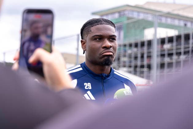 08.09.2026, Fussball, Training des FC Schalke 04. Medienrunde mit Junior Dina Ebimbe (FC Schalke 04). Gelsenkirchen Trainingsgelände FC Schalke 04 NRW Deutschland xRHR-FOTO YYx *** September 8, 2026, Soccer, FC Schalke 04 Training Session, Media Round with Junior Dina Ebimbe, FC Schalke 04, Gelsenkirchen, FC Schalke 04 Training Facility, North Rhine-Westphalia, Germany, xRHR, PHOTO YYx Copyright: RHR-FOTOx RHR-FOTO YY