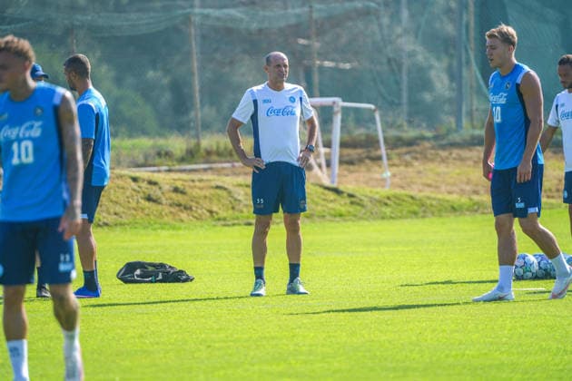 Allenamento SSC Napoli a Castelvolturno Massimiliano Allegri Head Coach of SSC Napoli Durante l™allenamento pre partita Champions League tra Napoli ed Arsenal a Castelvolturno del 08 09 2026 Castelvolturno Centro Sportivo SSC Napoli Campania ITALIA Copyright: xSalvatorexDexRosaxSalvatorexDexRosax DSC02797