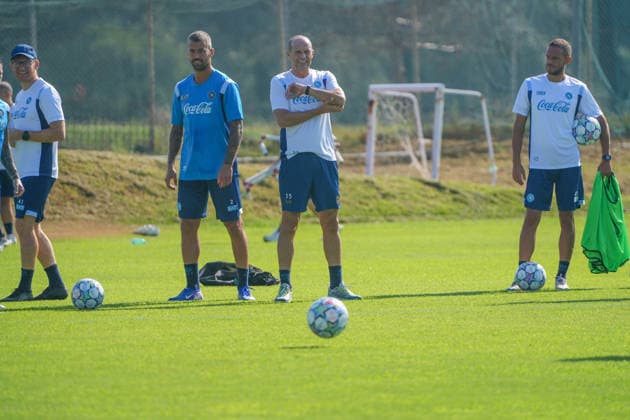 Allenamento SSC Napoli a Castelvolturno Massimiliano Allegri Head Coach of SSC Napoli Durante l™allenamento pre partita Champions League tra Napoli ed Arsenal a Castelvolturno del 08 09 2026 Castelvolturno Centro Sportivo SSC Napoli Campania ITALIA Copyright: xSalvatorexDexRosaxSalvatorexDexRosax DSC02799