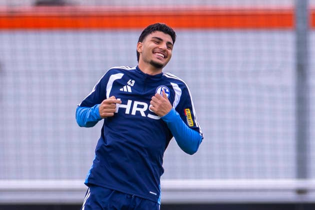 08.09.2026, Fussball, Training des FC Schalke 04. Mertcan Ayhan (FC Schalke 04) lacht. Gelsenkirchen Trainingsgelände FC Schalke 04 NRW Deutschland xRHR-FOTO YYx *** September 8, 2026, Soccer, FC Schalke 04 practice, Mertcan Ayhan, FC Schalke 04, Gelsenkirchen, FC Schalke 04 training facility, North Rhine-Westphalia, Germany, xRHR, PHOTO YYx Copyright: RHR-FOTOx RHR-FOTO YY