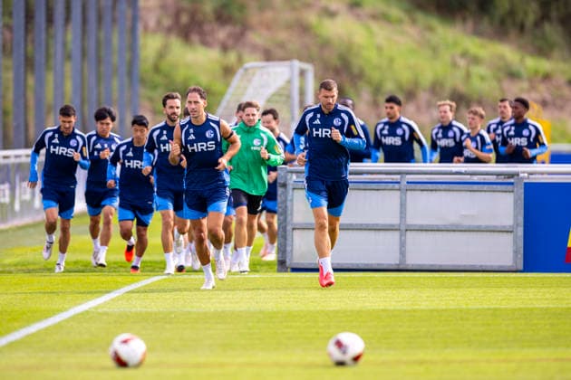 08.09.2026, Fussball, Training des FC Schalke 04. Die Spieler des S04 laufen sich warm, v. l. Dejan Ljubicic (FC Schalke 04), Satoshi Tanaka (FC Schalke 04), Hee-chan Hwang (FC Schalke 04), Kenan Karaman (FC Schalke 04), Nikola Katic (FC Schalke 04), Edin Dzeko (FC Schalke 04). Gelsenkirchen Trainingsgelände FC Schalke 04 NRW Deutschland xRHR-FOTO YYx *** September 8, 2026, Soccer, FC Schalke 04 training session. The S04 players are warming up, from left: Dejan Ljubicic (FC Schalke 04), Satoshi Tanaka (FC Schalke 04), Hee-chan Hwang (FC Schalke 04), Kenan Karaman (FC Schalke 04), Nikola Katic (FC Schalke 04), Edin Dzeko (FC Schalke 04), Gelsenkirchen, FC Schalke 04 training grounds, North Rhine-Westphalia, Germany, xRHR, PHOTO YYx Copyright: RHR-FOTOx RHR-FOTO YY