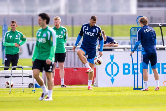 08.09.2026, Fussball, Training des FC Schalke 04. Edin Dzeko (FC Schalke 04). Gelsenkirchen Trainingsgelände FC Schalke 04 NRW Deutschland xRHR-FOTO YYx *** September 8, 2026, Soccer, FC Schalke 04 practice, Edin Dzeko, FC Schalke 04, Gelsenkirchen, FC Schalke 04 training facility, North Rhine-Westphalia, Germany, xRHR PHOTO YYx Copyright: RHR-FOTOx RHR-FOTO YY