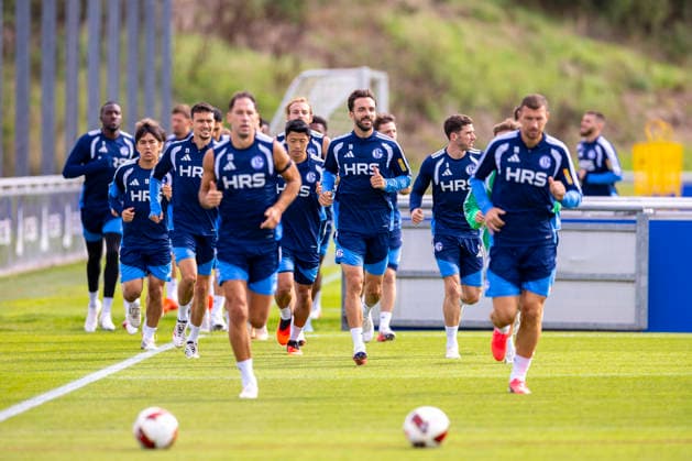 08.09.2026, Fussball, Training des FC Schalke 04. Die Spieler des S04 laufen sich warm, v. l. Nikola Katic (FC Schalke 04), Kenan Karaman (FC Schalke 04), Robin Gosens (FC Schalke 04), Edin Dzeko (FC Schalke 04). Gelsenkirchen Trainingsgelände FC Schalke 04 NRW Deutschland xRHR-FOTO YYx *** September 8, 2026, Soccer, FC Schalke 04 Training: The S04 players are warming up; from left: Nikola Katic (FC Schalke 04), Kenan Karaman (FC Schalke 04), Robin Gosens (FC Schalke 04), Edin Dzeko (FC Schalke 04), Gelsenkirchen, FC Schalke 04 training facility, North Rhine-Westphalia, Germany, xRHR, PHOTO YYx Copyright: RHR-FOTOx RHR-FOTO YY