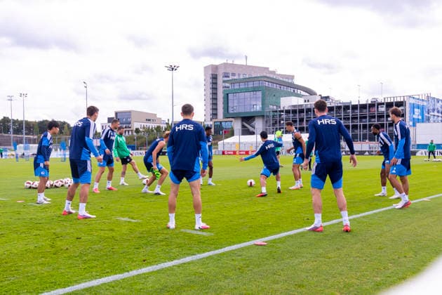 08.09.2026, Fussball, Training des FC Schalke 04. Die Spieler des S04 spielen Rondo. Gelsenkirchen Trainingsgelände FC Schalke 04 NRW Deutschland xRHR-FOTO YYx *** September 8, 2026, Soccer, FC Schalke 04 Practice: S04 players play rondo at the Gelsenkirchen training facility of FC Schalke 04, North Rhine-Westphalia, Germany xRHR PHOTO YYx Copyright: RHR-FOTOx RHR-FOTO YY
