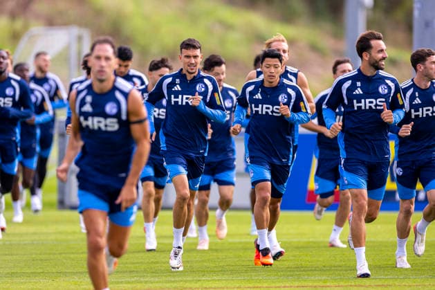08.09.2026, Fussball, Training des FC Schalke 04. v. l. Dejan Ljubicic (FC Schalke 04), Hee-chan Hwang (FC Schalke 04). Gelsenkirchen Trainingsgelände FC Schalke 04 NRW Deutschland xRHR-FOTO YYx *** September 8, 2026, Soccer, FC Schalke 04 Training: Dejan Ljubicic (FC Schalke 04), Hee-chan Hwang (FC Schalke 04), Gelsenkirchen, FC Schalke 04 Training Facility, North Rhine-Westphalia, Germany, xRHR PHOTO YYx Copyright: RHR-FOTOx RHR-FOTO YY