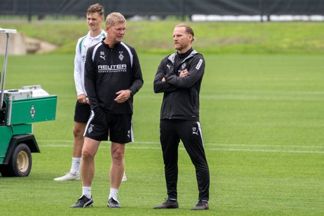 Markus Gellhaus (Borussia Moenchengladbach, Co-Trainer) und Eugen Polanski (Borussia Moenchengladbach, Trainer) im Gespraech. Dahinter Samin Mujevic (Borussia Moenchengladbach, U19). Oeffentliches Training Borussia Moenchengladbach, Fussball, Bundesliga, Saison 2026 2027, 08.09.2026 oeffentliches Training Borussia Moenchengladbach, Fussball, Bundesliga, Saison 2026 2027, 08.09.2026 Moenchengladbach *** Markus Gellhaus, Borussia Mönchengladbach, Assistant Coach, and Eugen Polanski of Borussia Mönchengladbach, Head Coach, in conversation; in the background, Samin Mujevic of Borussia Mönchengladbach, U19 Public Training Session, Borussia Mönchengladbach, Soccer, Bundesliga, 2026–2027 Season, September 8, 2026, public training session at Borussia Mönchengladbach, soccer, Bundesliga, 2026–2027 season, September 8, 2026, Mönchengladbach Copyright: xEibner-Pressefoto ThomasxHaeslerx EP_THR