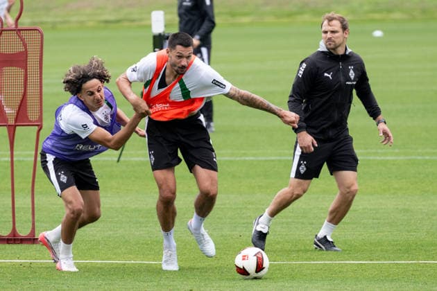 Zweikampf zwischen Wael Mohya (Borussia Moenchengladbach, 36) und Tim Kleindienst (Borussia Moenchengladbach, 11). Oeffentliches Training Borussia Moenchengladbach, Fussball, Bundesliga, Saison 2026 2027, 08.09.2026 oeffentliches Training Borussia Moenchengladbach, Fussball, Bundesliga, Saison 2026 2027, 08.09.2026 Moenchengladbach *** Tackle between Wael Mohya of Borussia Mönchengladbach, 36, and Tim Kleindienst of Borussia Mönchengladbach, 11. Open practice for Borussia Mönchengladbach, soccer, Bundesliga, 2026–2027 season, September 8, 2026, public training session at Borussia Mönchengladbach, soccer, Bundesliga, 2026–2027 season, September 8, 2026, Mönchengladbach Copyright: xEibner-Pressefoto ThomasxHaeslerx EP_THR