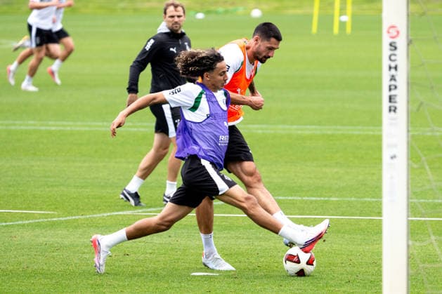 Zweikampf zwischen Wael Mohya (Borussia Moenchengladbach, 36) und Tim Kleindienst (Borussia Moenchengladbach, 11). Oeffentliches Training Borussia Moenchengladbach, Fussball, Bundesliga, Saison 2026 2027, 08.09.2026 oeffentliches Training Borussia Moenchengladbach, Fussball, Bundesliga, Saison 2026 2027, 08.09.2026 Moenchengladbach *** Tackle between Wael Mohya of Borussia Mönchengladbach, 36, and Tim Kleindienst of Borussia Mönchengladbach, 11. Open practice for Borussia Mönchengladbach, soccer, Bundesliga, 2026–2027 season, September 8, 2026, public training session at Borussia Mönchengladbach, soccer, Bundesliga, 2026–2027 season, September 8, 2026, Mönchengladbach Copyright: xEibner-Pressefoto ThomasxHaeslerx EP_THR