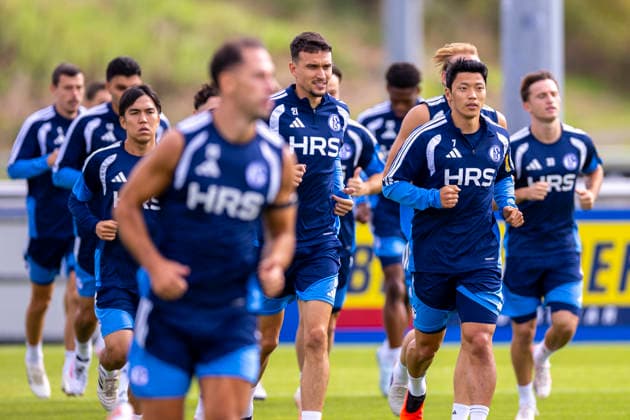 08.09.2026, Fussball, Training des FC Schalke 04. v. l. Dejan Ljubicic (FC Schalke 04), Hee-chan Hwang (FC Schalke 04). Gelsenkirchen Trainingsgelände FC Schalke 04 NRW Deutschland xRHR-FOTO YYx *** September 8, 2026, Soccer, FC Schalke 04 Training: Dejan Ljubicic (FC Schalke 04), Hee-chan Hwang (FC Schalke 04), Gelsenkirchen, FC Schalke 04 Training Facility, North Rhine-Westphalia, Germany, xRHR PHOTO YYx Copyright: RHR-FOTOx RHR-FOTO YY