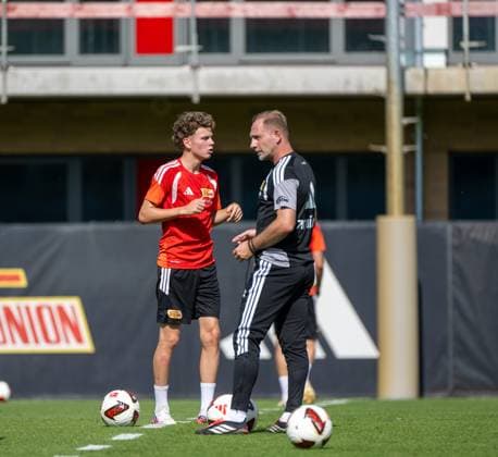 Fußball, Herren, Saison 2026 2027, 1. Bundesliga, 1. FC Union Berlin, Training auf Trainingsplatz II, v. l. Linus Güther (1. FC Union), Trainer Mauro Lustrinelli (1. FC Union Berlin), 08.09.2026, *** Soccer, Men s, 2026–2027 Season, Bundesliga 1, 1. FC Union Berlin, Training on Training Field II, from left: Linus Güther (1. FC Union), Coach Mauro Lustrinelli (1. FC Union Berlin), September 8, 2026, Copyright: xMatthiasxKochx