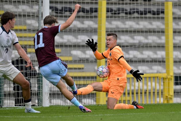 260908 Youth League Club Brugge vs Aston Villa Jack McGrath (11) of Aston Villa shooting towards goal and goalkeeper Thibeau Kestemont (1) of Club Brugge NXT during the Uefa Youth League matchday 1 game in the League phase in season 2026 - 2027 between Club Brugge KV and Aston Villa on September 8 , 2026 in Roeselare, Belgium. (Photo by David Catry sportpix) Roeselare Schiervelde - The Nest West Flanders Belgium  Copyright: xsportpixxDavidxCatryx