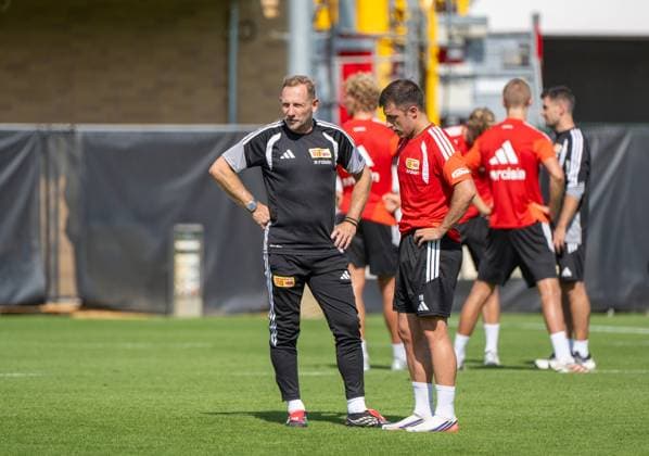 Fußball, Herren, Saison 2026 2027, 1. Bundesliga, 1. FC Union Berlin, Training auf Trainingsplatz II, v. l. Trainer Mauro Lustrinelli (1. FC Union Berlin), Josip Juranovic (1. FC Union Berlin), 08.09.2026, *** Soccer, Men s, 2026–2027 Season, Bundesliga 1, 1. FC Union Berlin, Practice on Training Field II, from left: Coach Mauro Lustrinelli (1. FC Union Berlin), Josip Juranovic (1. FC Union Berlin), September 8, 2026, Copyright: xMatthiasxKochx