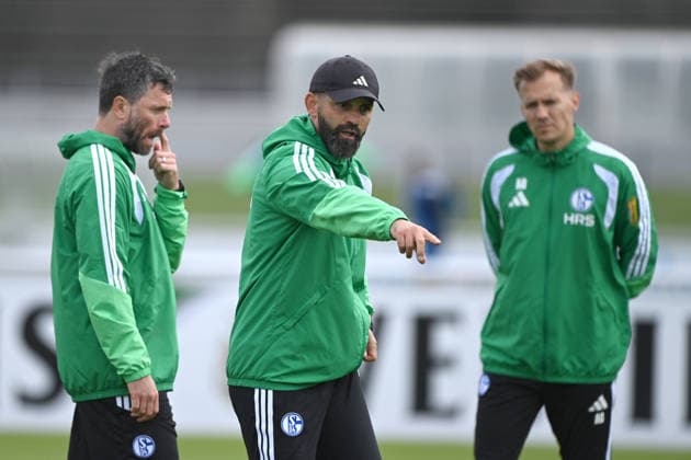 Trainer Miron MUSLIC (GE), Mitte, leitet das Training, links Co-Trainer Tim HOOGLAND, rechts Co-Trainer Adin OSMANBASIC, Training des FC Schalke 04 (GE) am 08.09.2026 auf dem Trainingsgelaende in Gelsenkirchen Deutschland. Â *** Head Coach Miron MUSLIC GE (center) leads the practice; on the left is Assistant Coach Tim HOOGLAND, and on the right is Assistant Coach Adin OSMANBASIC. FC Schalke 04 GE practice on September 8, 2026, at the training facility in Gelsenkirchen, Germany Â