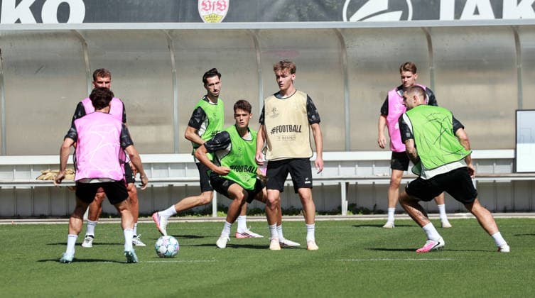 08.09.26 VfB Stuttgart Training Deutschland, Stuttgart, 08.09.2026, Fussball, Bundesliga, Saison 2026 2027, VfB Stuttgart Training: v.l. Atakan Karazor, Lauri Penna, Yanik Spalt. *** 08 09 26 VfB Stuttgart Training Germany, Stuttgart, 08 09 2026, Soccer, Bundesliga, 2026–2027 Season, VfB Stuttgart Training (from left): Atakan Karazor, Lauri Penna, Yanik Spalt