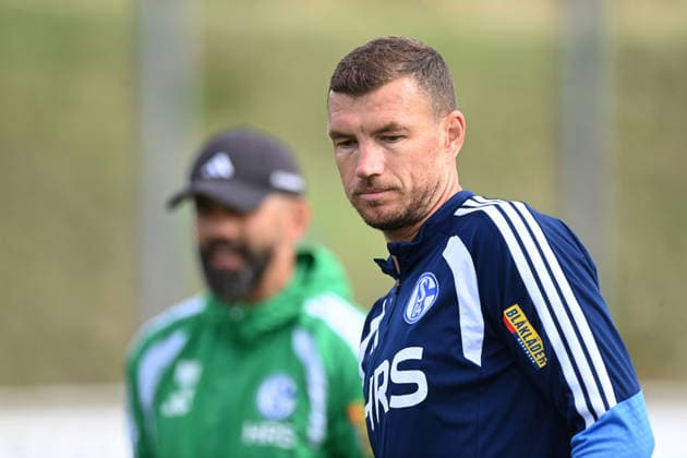 rechts Edin DZEKO (GE) , links Trainer Miron MUSLIC (GE) leitet das Training, Training des FC Schalke 04 (GE) am 08.09.2026 auf dem Trainingsgelaende in Gelsenkirchen Deutschland. Â *** On the right, Edin DZEKO GE; on the left, coach Miron MUSLIC GE leads the training session for FC Schalke 04 GE on September 8, 2026, at the training facility in Gelsenkirchen, Germany Â