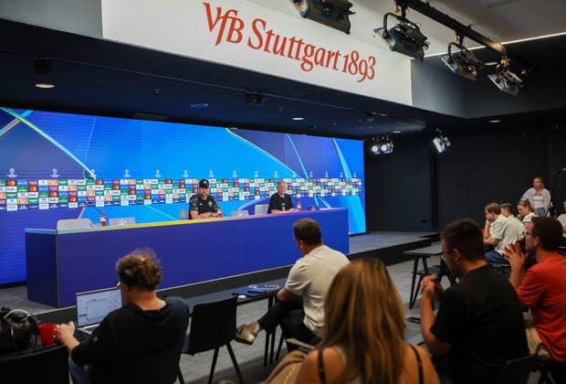 2026.09.08 Deutschland, Stuttgart, Fußball VfB Stuttgart PK, Übersicht, v.l. Trainer Sebastian Hoeneß, Pressesprecher Tobias Herwerth