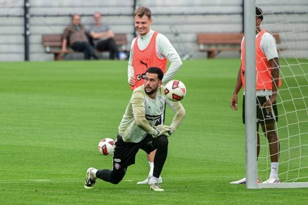 Dimitar Mitov ( Pauli ) am Ball Deutschland , Hamburg , Trainingsgelände an der Kollaustrasse , Fussball , 2. Bundesliga , FC St Pauli *** Dimitar Mitov Pauli on the Ball Germany, Hamburg, Training Facility on Kollaustrasse, Soccer, 2. Bundesliga, FC St. Pauli