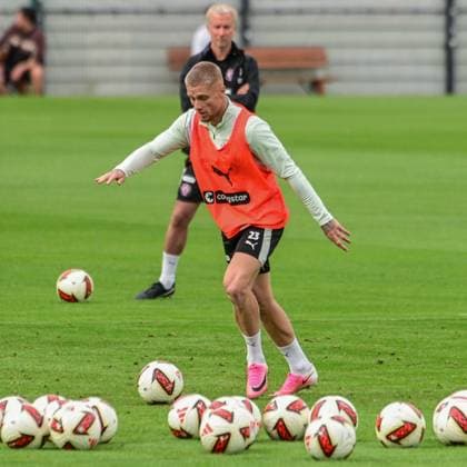 Louis Oppie ( Pauli ) am Ball Deutschland , Hamburg , Trainingsgelände an der Kollaustrasse , Fussball , 2. Bundesliga , FC St Pauli *** Louis Oppie Pauli on the Ball Germany, Hamburg, Training Facility on Kollaustrasse, Soccer, 2. Bundesliga, FC St. Pauli