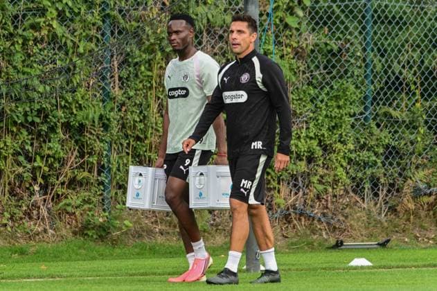 Abdoulie Ceesay Trainer Marcel Rapp ( Pauli ) Deutschland , Hamburg , Trainingsgelände an der Kollaustrasse , Fussball , 2. Bundesliga , FC St Pauli *** Abdoulie Ceesay, Coach Marcel Rapp, Pauli, Germany, Hamburg, Training Facility on Kollaustrasse, Soccer, 2. Bundesliga, FC St. Pauli