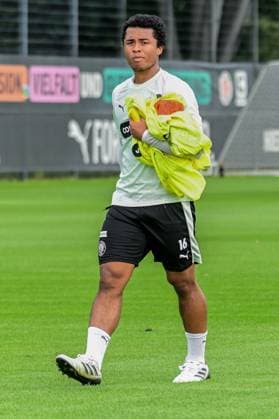 Joel Chima Fujita ( Pauli ) geht vom Platz Deutschland , Hamburg , Trainingsgelände an der Kollaustrasse , Fussball , 2. Bundesliga , FC St Pauli *** Joel Chima Fujita Pauli leaves the field Germany, Hamburg, training facility on Kollaustrasse, soccer, 2. Bundesliga, FC St. Pauli