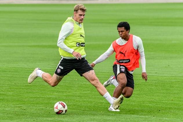 Eric Smith Joel Chima Fujita ( Pauli ) Deutschland , Hamburg , Trainingsgelände an der Kollaustrasse , Fussball , 2. Bundesliga , FC St Pauli *** Eric Smith, Joel Chima Fujita, St. Pauli, Germany, Hamburg, Training Facility on Kollaustrasse, Soccer, 2. Bundesliga, FC St. Pauli