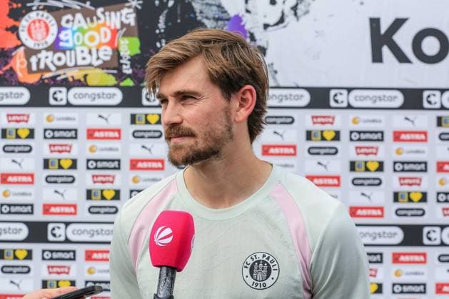 Connor Metcalfe ( Pauli ) im Interview Deutschland , Hamburg , Trainingsgelände an der Kollaustrasse , Fussball , 2. Bundesliga , FC St Pauli *** Interview with Connor Metcalfe Pauli: Germany, Hamburg, Training Facility on Kollaustrasse, Soccer, 2. Bundesliga, FC St. Pauli
