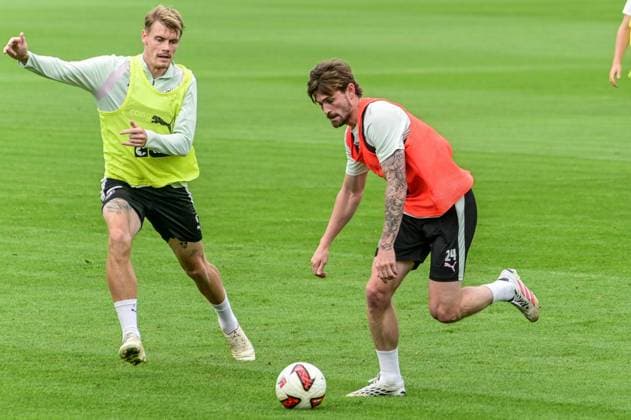 Eric Smith Connor Metcalfe ( Pauli ) Deutschland , Hamburg , Trainingsgelände an der Kollaustrasse , Fussball , 2. Bundesliga , FC St Pauli *** Eric Smith, Connor Metcalfe, St. Pauli, Germany, Hamburg, Training Facility on Kollaustrasse, Soccer, 2. Bundesliga, FC St. Pauli