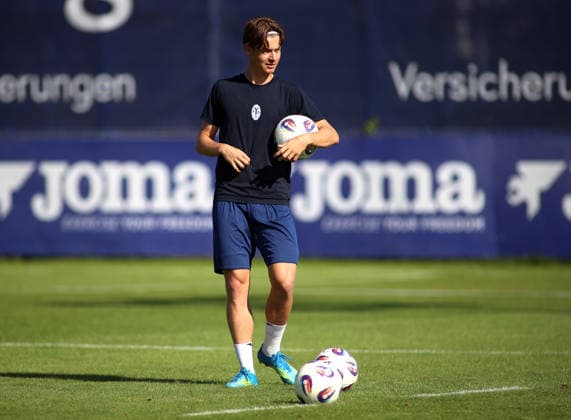 Fussball, Herren, Regionalliga Bayern, Saison 2026 2027, TSV 1860 München, Training Grünwalder Strasse 114, Trainingsgelände Raphael Ott (TSV 1860 München) stehend mit einem Ball i, linken Arm