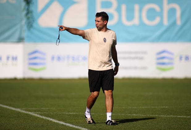 Fussball, Herren, Regionalliga Bayern, Saison 2026 2027, TSV 1860 München, Training Grünwalder Strasse 114, Trainingsgelände Alper Kayabunar, Trainer (TSV 1860 München) streckt den rechten Arm aus