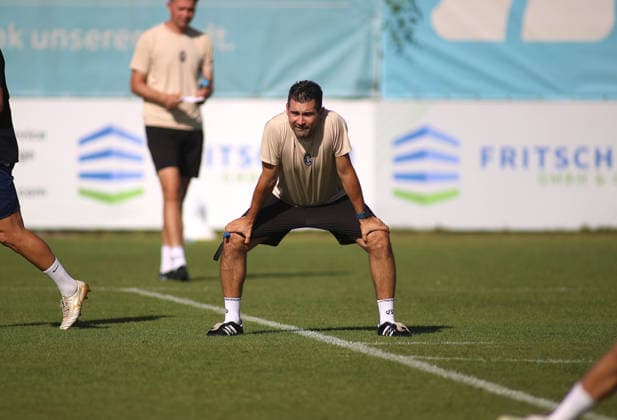 Fussball, Herren, Regionalliga Bayern, Saison 2026 2027, TSV 1860 München, Training Grünwalder Strasse 114, Trainingsgelände Alper Kayabunar, Trainer (TSV 1860 München) konzentriert nach vorne gebeugt