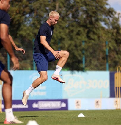 Fussball, Herren, Regionalliga Bayern, Saison 2026 2027, TSV 1860 München, Training Grünwalder Strasse 114, Trainingsgelände Lasse Fassmann (TSV 1860 München) springt in die Höhe, Sprung, hier beim Aufwärmen