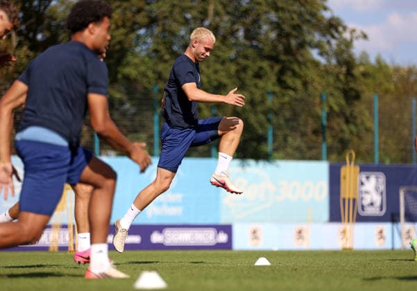 Fussball, Herren, Regionalliga Bayern, Saison 2026 2027, TSV 1860 München, Training Grünwalder Strasse 114, Trainingsgelände Lasse Fassmann (TSV 1860 München) springt in die Höhe, Sprung, hier beim Aufwärmen