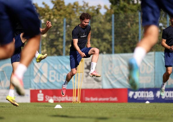Fussball, Herren, Regionalliga Bayern, Saison 2026 2027, TSV 1860 München, Training Grünwalder Strasse 114, Trainingsgelände Lance Fiedler (TSV 1860 München) springt in die Höhe, Sprung, hier beim Aufwärmen