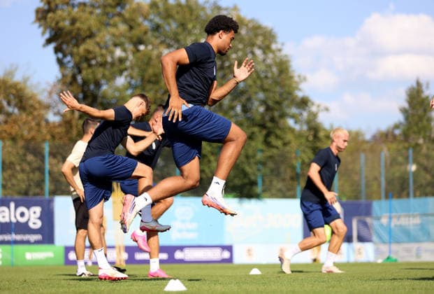 Fussball, Herren, Regionalliga Bayern, Saison 2026 2027, TSV 1860 München, Training Grünwalder Strasse 114, Trainingsgelände Arian Ortivero Calderon (TSV 1860 München) springt in die Höhe, Sprung, hier beim Aufwärmen