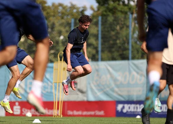 Fussball, Herren, Regionalliga Bayern, Saison 2026 2027, TSV 1860 München, Training Grünwalder Strasse 114, Trainingsgelände Lance Fiedler (TSV 1860 München) springt in die Höhe, Sprung, hier beim Aufwärmen
