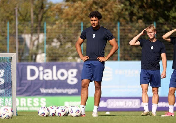 Fussball, Herren, Regionalliga Bayern, Saison 2026 2027, TSV 1860 München, Training Grünwalder Strasse 114, Trainingsgelände Arian Ortivero Calderon (TSV 1860 München) stehend mit einigen Bällen am Fuss
