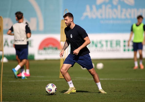 Fussball, Herren, Regionalliga Bayern, Saison 2026 2027, TSV 1860 München, Training Grünwalder Strasse 114, Trainingsgelände Eric Uhlmann (TSV 1860 München) mit Ball im Laufen