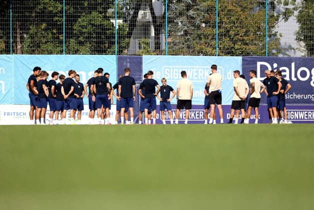 Fussball, Herren, Regionalliga Bayern, Saison 2026 2027, TSV 1860 München, Training Grünwalder Strasse 114, Trainingsgelände Die Mannschaft des TSV 1860 München zusammen im Kreis stehend auf dem Trainingsplatz