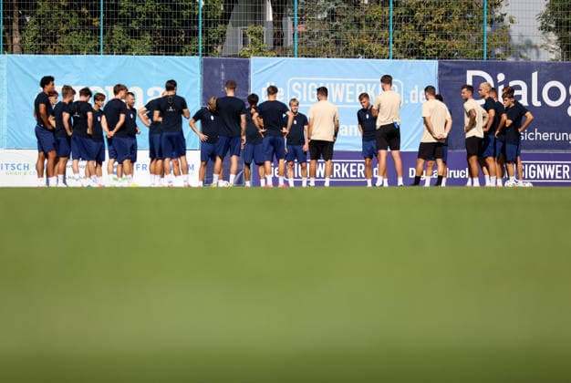 Fussball, Herren, Regionalliga Bayern, Saison 2026 2027, TSV 1860 München, Training Grünwalder Strasse 114, Trainingsgelände Die Mannschaft des TSV 1860 München zusammen im Kreis stehend auf dem Trainingsplatz