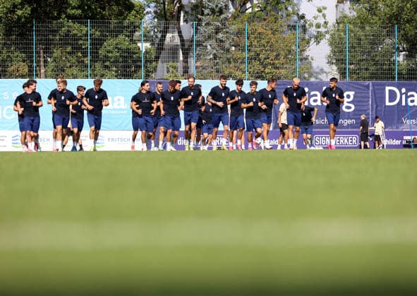 Fussball, Herren, Regionalliga Bayern, Saison 2026 2027, TSV 1860 München, Training Grünwalder Strasse 114, Trainingsgelände Die Mannschaft des TSV 1860 München zusammen beim Laufen, Aufwärmen