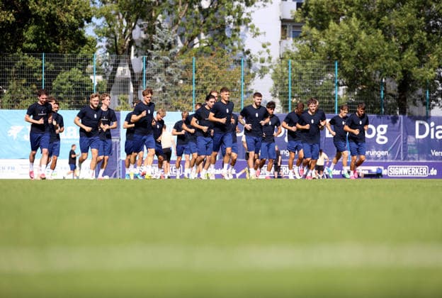 Fussball, Herren, Regionalliga Bayern, Saison 2026 2027, TSV 1860 München, Training Grünwalder Strasse 114, Trainingsgelände Die Mannschaft des TSV 1860 München zusammen beim Laufen, Aufwärmen