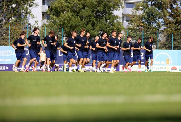 Fussball, Herren, Regionalliga Bayern, Saison 2026 2027, TSV 1860 München, Training Grünwalder Strasse 114, Trainingsgelände Die Mannschaft des TSV 1860 München zusammen beim Laufen, Aufwärmen
