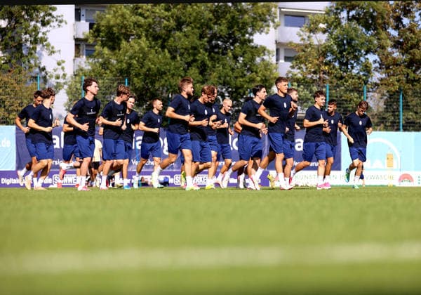 Fussball, Herren, Regionalliga Bayern, Saison 2026 2027, TSV 1860 München, Training Grünwalder Strasse 114, Trainingsgelände Die Mannschaft des TSV 1860 München zusammen beim Laufen, Aufwärmen