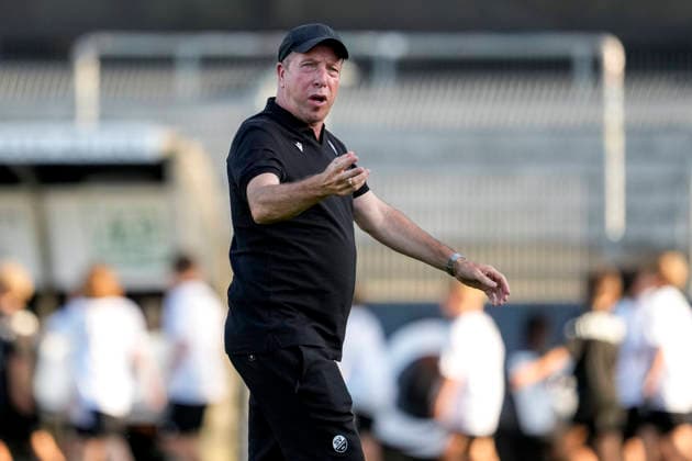 Markus Kauczinski (Trainer, Cheftrainer, SVS), gibt Anweisungen, gestikuliert, mit den Armen gestikulieren, Einzelbild, Einzelfoto, Aktion, Action, 08.09.2026, Sandhausen (Deutschland), Fussball, Regionalliga Südwest, SV Sandhausen - SGV Heilbronn-Freiberg