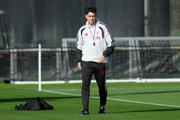 Liverpool Training Liverpool FC manager Andoni Iraola walks out onto the training pitches during the Liverpool Training Session at the AXA Training Centre ahead of the UEFA Champions League Round 1 match v Atletico Madrid, Kirkby, Liverpool, England on 8 September 2026 Credit: Steve Flynn Every Second Media Editorial use only. All images are copyright Every Second Media Limited. No images may be reproduced without prior permission. Copyright: xIMAGO EveryxSecondxMediax ESM-2146-0059 StevexFlynnx xEveryxSecondxMediax