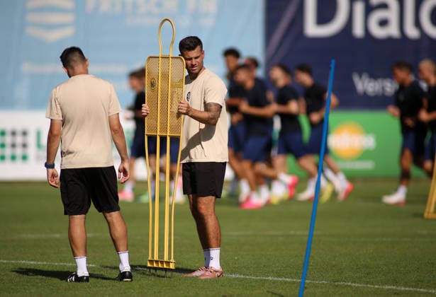 Fussball, Herren, Regionalliga Bayern, Saison 2026 2027, TSV 1860 München, Training Grünwalder Strasse 114, Trainingsgelände Alexander Benede, Co-Trainer (TSV 1860 München) setzt einen Dummy